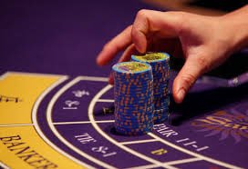 111sbet Online Gaming Platform မြန်မာ ကစားသမားများ ဖုန်းနှင့် ကစားနေသောပုံ